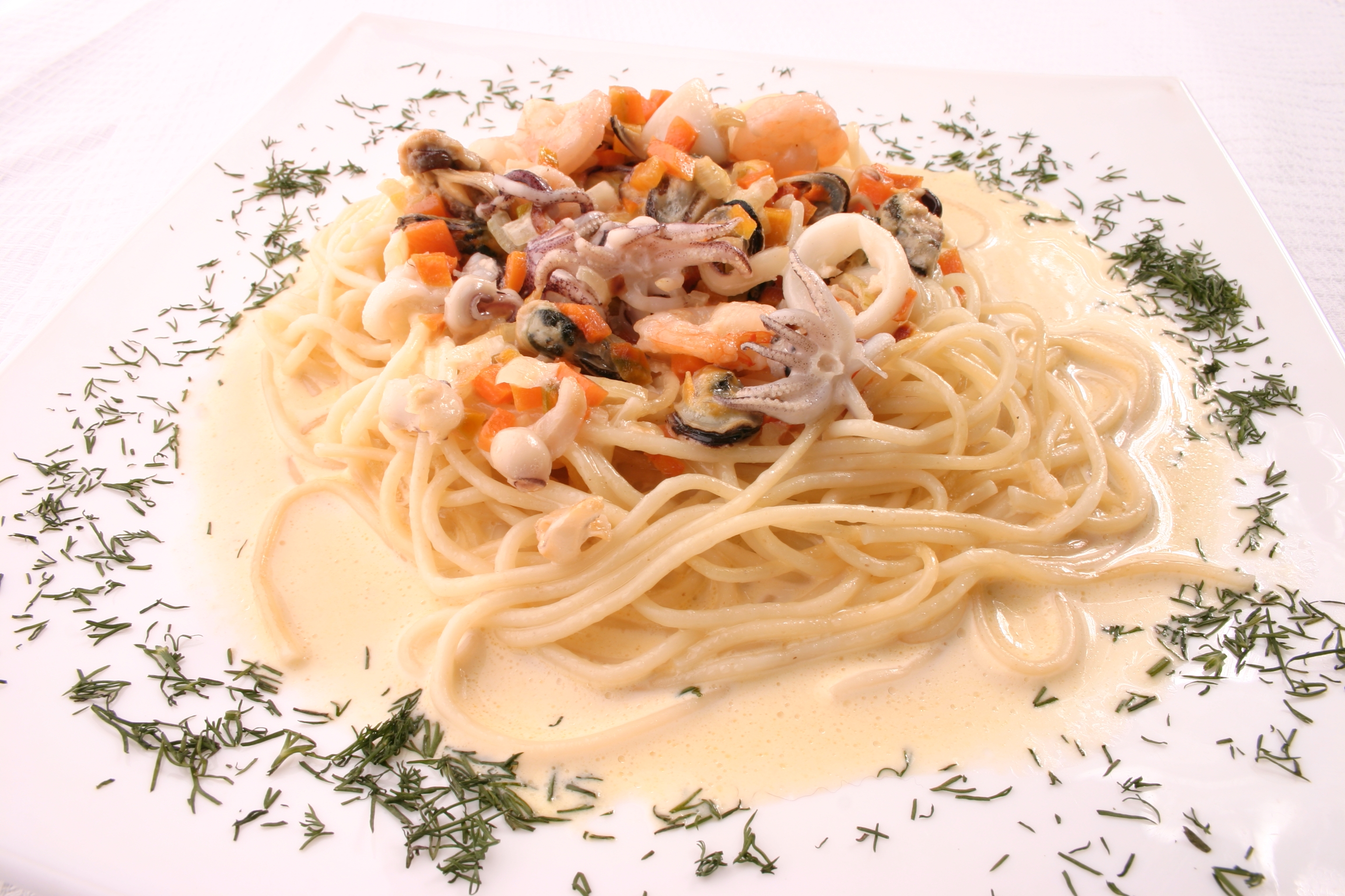 Спагетти с морепродуктами в сливочном соусе с сыром рецепт с фото пошагово на сковороде